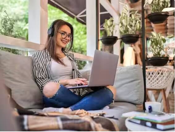 ਫ੍ਰੀਲਾਂਸ ਕੰਮ- ਜੇ ਤੁਹਾਡੇ ਕੋਲ ਕੁਝ ਲਿਖਣ ਦਾ ਹੁਨਰ ਜਾਂ ਜਨੂੰਨ ਹੈ ਤਾਂ ਫ੍ਰੀਲਾਂਸ ਕੰਮ ਵੀ ਇੱਕ ਵਧੀਆ ਵਿਕਲਪ ਹੈ। ਕੁੜੀਆਂ ਇਹ ਕੰਮ ਘਰ ਰਹਿ ਕੇ ਕਰਨ ਨੂੰ ਤਰਜੀਹ ਦਿੰਦੀਆਂ ਹਨ, ਤਾਂ ਜੋ ਉਹ ਆਪਣੀ ਪੜ੍ਹਾਈ ਅਤੇ ਕਾਲਜ ਨੂੰ ਚੰਗੀ ਤਰ੍ਹਾਂ ਸੰਭਾਲ ਸਕਣ। ਫ੍ਰੀਲਾਂਸ ਕੰਮ ਵਿੱਚ ਕਈ ਤਰ੍ਹਾਂ ਦੇ ਕੰਮ ਹੁੰਦੇ ਹਨ।