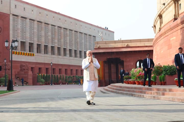 New Parliament Building Inauguration: দেশ পেল নতুন সংসদ ভবন। উদ্বোধনের আগে যজ্ঞ-হোম। বিশেষ পুজোয় প্রধানমন্ত্রী। অংশ নিলেন লোকসভার অধ্যক্ষ ওম বিড়লা। পুজো শেষে সেঙ্গলকে প্রণাম মোদির।