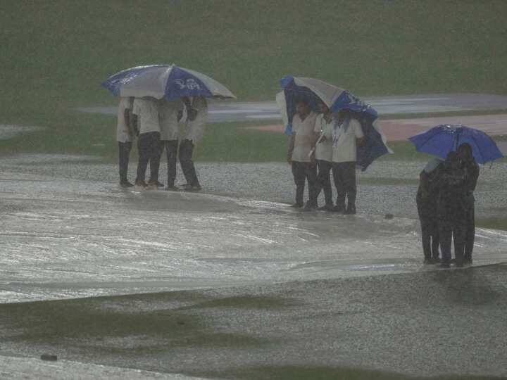 IPL Final 2023 CSK vs GT Toss has been delayed Due To Rain Know Minimum Overs Game Play IPL Final 2023: बारिश ने बिगाड़ा फाइनल का खेल, पढ़ें नियमों के मुताबिक कितने बजे तक शुरू हो सकता है मैच