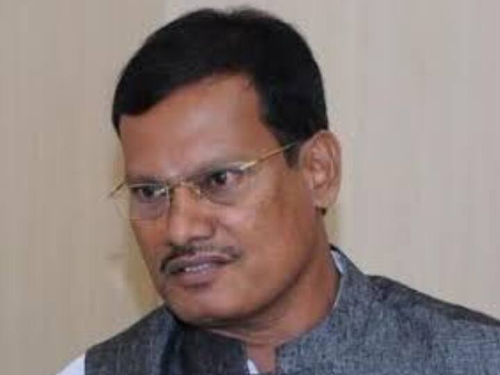 அருணாசலம் முருகானந்தம், இந்தியாவில் பெண்களுக்கான மலிவான சானிட்டரி பேட்களை தயாரிக்கும் இயந்திரத்தை கண்டுபிடித்தார்.