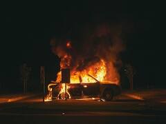 வெடிக்கவிருந்த கார்... ஹீரோ போல் இரண்டு குழந்தைகளை காப்பாற்றிய இளைஞர்..! நடந்தது என்ன?