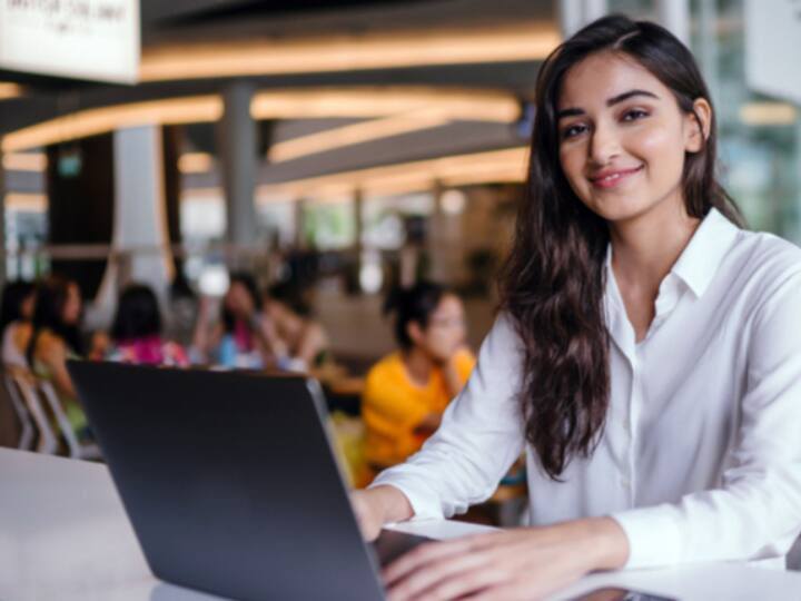 IIT JEE परीक्षा: जेईई परीक्षा पास करने के बाद देश के टॉप इंजीनियरिंग इंस्टीट्यूट्स इंडियन इंस्टीट्यूट्स ऑफ टेक्नोलॉजी और एनआईटी में दाखिला मिलता है. इस परीक्षा में 12वीं के बाद शामिल हो सकते हैं.