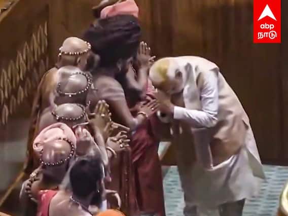 PM Modi with Sengol : செங்கோலை ஏந்திய மோடி.. ஆசிர்வதித்த ஆதீனங்கள்