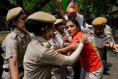 Wrestlers in Police Custody: जंतरमंतरवर राडा! महिला कुस्तीपटूंचे आंदोलन पोलिसांनी चिरडले, देशभरात उमटल्या संतप्त प्रतिक्रिया