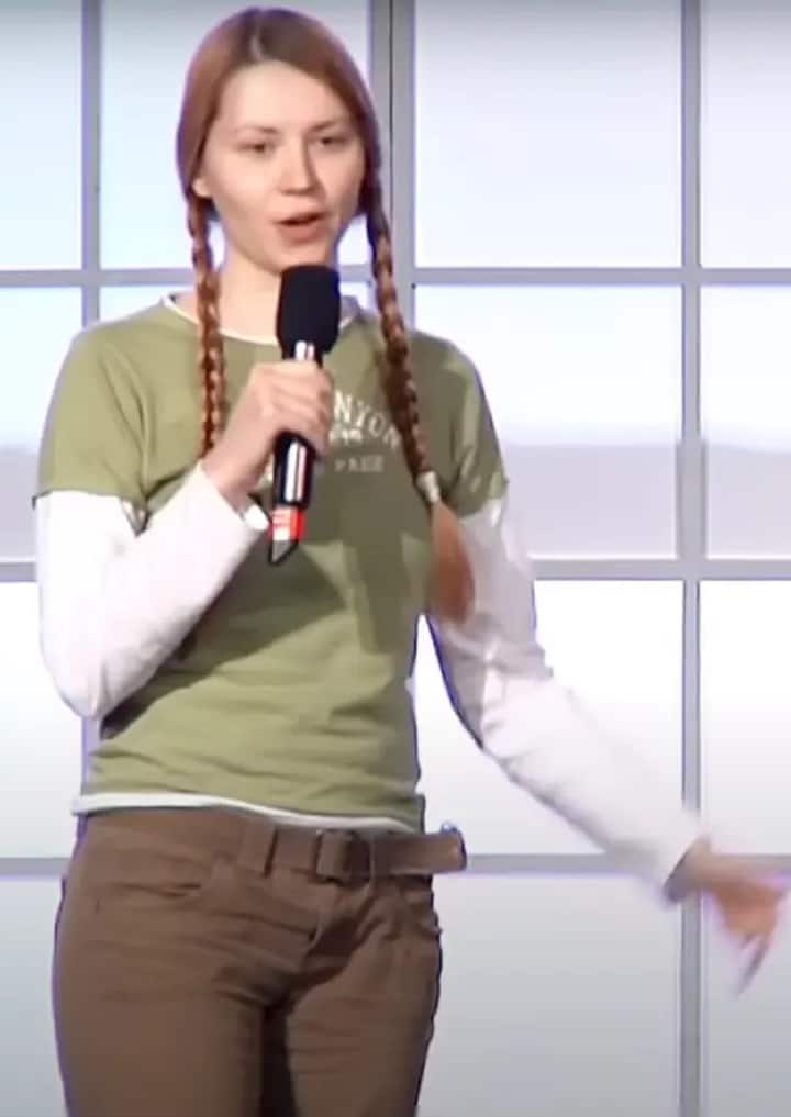 2010 के एक वीडियो में एंटोनोवा ने खुद बताया था कि वह 2009 के अंत में वाशिंगटन डीसी में एक ब्रिज टूर्नामेंट में बिल गेट्स से मिली. वाशिंगटन डीसी अमेरिका की राजधानी है और एंटोनोवा रूस की रहने वाली हैं.