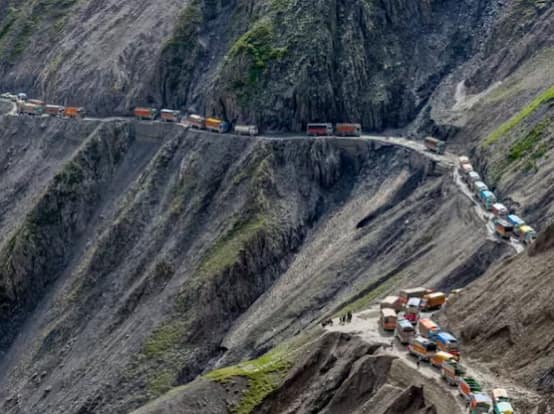 ਜ਼ੋਜਿਲਾ ਪਾਸ ਸਮੁੰਦਰ ਤਲ ਤੋਂ ਲਗਭਗ 3528 ਮੀਟਰ ਦੀ ਉਚਾਈ 'ਤੇ ਹੈ ਯਾਨੀ 11575 ਫੁੱਟ ਦੀ ਉਚਾਈ 'ਤੇ ਹੈ। ਸ਼੍ਰੀਨਗਰ ਦੇ ਰਸਤੇ ਸੋਨਮਾਰਗ ਜਾਣ ਲਈ ਜੋਜਿਲਾ ਪਾਸ ਤੋਂ ਲੰਘਣਾ ਪੈਂਦਾ ਹੈ। ਜੋਜਿਲਾ ਪਾਸ ਦੀ ਕੁੱਲ ਲੰਬਾਈ ਲਗਭਗ 9 ਕਿਲੋਮੀਟਰ ਹੈ, ਫਿਰ ਵੀ ਇਸਨੂੰ ਪਾਰ ਕਰਨ ਵਿੱਚ ਅਕਸਰ ਘੰਟੇ ਲੱਗ ਜਾਂਦੇ ਹਨ।