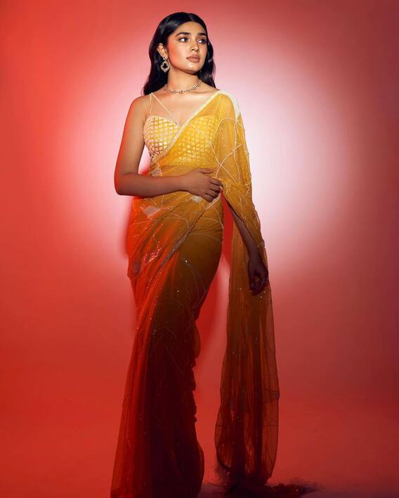 Krithi Shetty Saree Images : శారీ కట్టిన కృతి శెట్టి - బ్యాక్ లెస్ బ్లౌజ్‌లో...