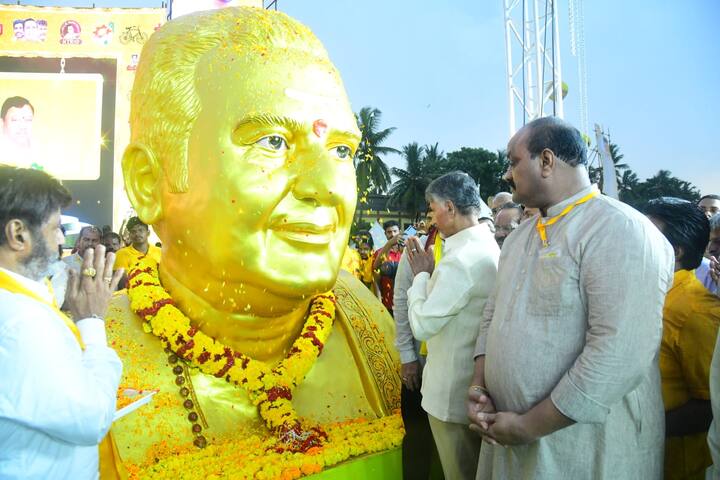 తెలుగు దేశం పార్టీ నిర్వహిస్తున్న మహానాడులో ఆ పార్టీ అధినేత చంద్రబాబు కీలక ప్రకటనలు చేశారు.