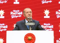 Watch: इस्तांबुल में वोटिंग के दौरान एर्दोगन ने बांटे पैसे और खिलौने, सोशल मीडिया पर वीडियो वायरल