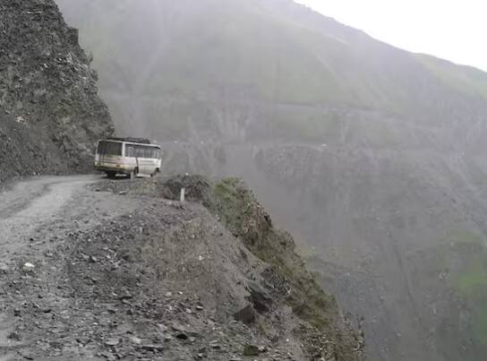 ਇਹ ਰਸਤਾ ਜੰਮੂ-ਕਸ਼ਮੀਰ ਦੇ ਜੋਜਿਲਾ ਨੇੜੇ ਹੈ। ਇਹ ਭਾਰਤ ਦੇ ਸਭ ਤੋਂ ਖਤਰਨਾਕ ਰਸਤਿਆਂ ਵਿੱਚੋਂ ਇੱਕ ਮੰਨਿਆ ਜਾਂਦਾ ਹੈ। ਜੋਜਿਲਾ ਪਾਸ ਨੂੰ ਦੁਨੀਆ ਦੇ ਸਭ ਤੋਂ ਖਤਰਨਾਕ ਰੂਟਾਂ ਵਿੱਚ ਗਿਣਿਆ ਜਾਂਦਾ ਹੈ। ਇਹ ਰਾਸ਼ਟਰੀ ਰਾਜਮਾਰਗ 1D 'ਤੇ ਹੈ ਅਤੇ ਸ਼੍ਰੀਨਗਰ ਨੂੰ ਲੇਹ ਨਾਲ ਜੋੜਦਾ ਹੈ। ਇਸ ਰਸਤੇ ਨੂੰ ਜ਼ੋਖਮ ਭਰਿਆ ਕਿਹਾ ਜਾਂਦਾ ਹੈ ਕਿਉਂਕਿ ਇਹ ਬਹੁਤ ਉੱਚਾ ਹੈ ਅਤੇ ਇਸ ਦੇ ਇੱਕ ਪਾਸੇ ਡੂੰਘੀ ਖੱਡ ਹੈ।