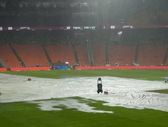 ਆਈਪੀਐਲ 2023 ਦਾ ਫਾਈਨਲ ਮੈਚ ਚੇਨਈ ਸੁਪਰ ਕਿੰਗਜ਼ ਅਤੇ ਗੁਜਰਾਤ ਟਾਈਟਨਸ ਵਿਚਾਲੇ ਖੇਡਿਆ ਜਾਣਾ ਹੈ। ਪਰ ਮੀਂਹ ਕਾਰਨ ਮੈਚ ਵਿੱਚ ਦੇਰੀ ਹੋ ਰਹੀ ਹੈ। ਇਹ ਮੈਚ ਐਤਵਾਰ ਸ਼ਾਮ 7.30 ਵਜੇ ਸ਼ੁਰੂ ਹੋਣਾ ਸੀ। ਪਰ ਰਾਤ 8.55 ਵਜੇ ਤੱਕ ਸ਼ੁਰੂ ਨਹੀਂ ਹੋ ਸਕਿਆ। IPL ਦੇ ਫਾਈਨਲ ਓਵਰ ਨੂੰ ਲੈ ਕੇ ਰਿਜ਼ਰਵ ਡੇ ਦਾ ਨਿਯਮ ਬਣਾਇਆ ਗਿਆ ਹੈ।