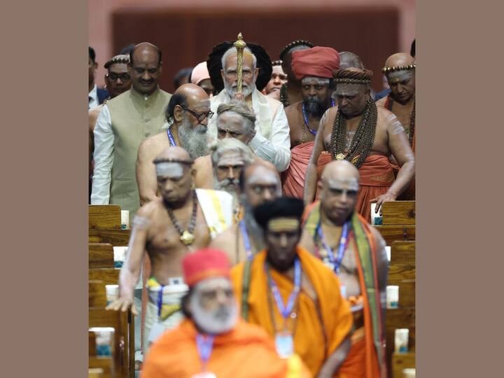 After the culmination of the Havan, PM Modi took the blessings of the seers. He took the 'Sengol' in his hands and arrived at the Lok Sabha in the new Parliament building for its installation. (Image Source: Twitter/@ANI)