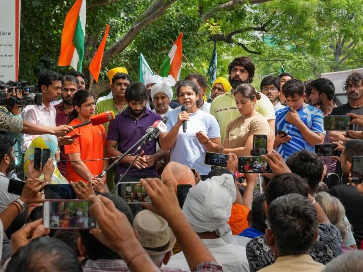 wrestlers protest mahapanchayat new parliament building police barricade bajrang punia Wrestlers Protest: जंतर मंतर पर भारी हंगामा, हिरासत में लिए गए सभी पहलवान, बजरंग पूनिया बोले- हमें गोली मार दो