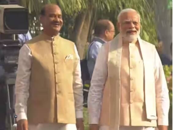 ਸੰਸਦ ਭਵਨ ਦੇ ਉਦਘਾਟਨ ਤੋਂ ਪਹਿਲਾਂ ਪ੍ਰਧਾਨ ਮੰਤਰੀ ਨਰਿੰਦਰ ਮੋਦੀ ਨੇ ਨਵੇਂ ਸੰਸਦ ਭਵਨ ਵਿੱਚ ਮਹਾਤਮਾ ਗਾਂਧੀ ਨੂੰ ਸ਼ਰਧਾ ਦੇ ਫੁੱਲ ਭੇਟ ਕੀਤੇ।