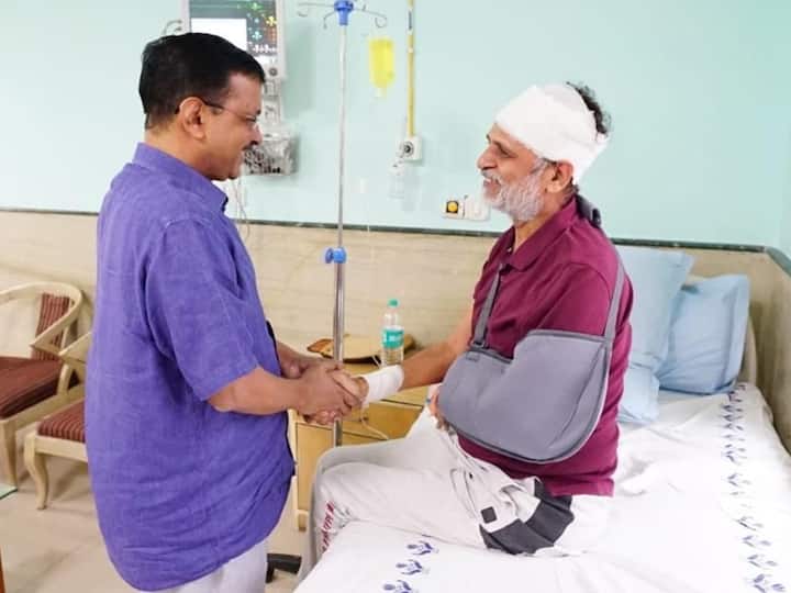 Delhi CM Arvind Kejriwal Meets Ex-Minister Satyendar Jain In Hospital Delhi CM Arvind Kejriwal Meets Ex-Minister Satyendar Jain In Hospital, Calls Him 'Brave Man'