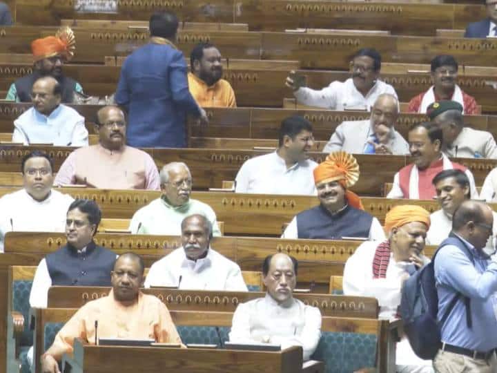 नए लोकसभा भवन में केंद्रीय गृह मंत्री अमित शाह नितिन गडकरी के साथ काफी खुश नजर आ रहे हैं.