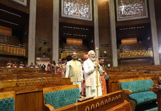 Parliament Building Inauguration: દેશને નવી સંસદ મળી છે. વડાપ્રધાન નરેન્દ્ર મોદીએ તેનું ઉદ્ઘાટન કર્યું છે. આ દરમિયાન તેમની સાથે લોકસભા સ્પીકર ઓમ બિરલા પણ હાજર હતા.