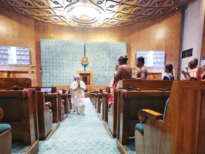 Prime Minister Narendra Modi greeted the high priests of various 'Adheenams' in Tamil Nadu at the inauguration ceremony alongside Lok Sabha Speaker Om Birla. (Image Source: PIB)