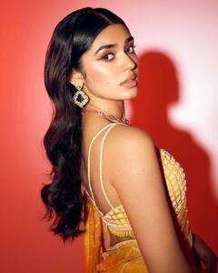 Krithi Shetty Saree Images : శారీ కట్టిన కృతి శెట్టి - బ్యాక్ లెస్ బ్లౌజ్‌లో...