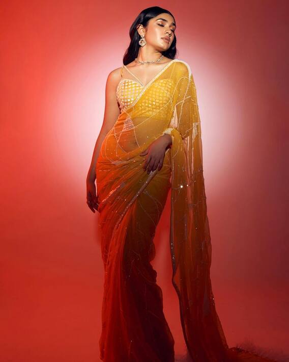 Krithi Shetty Saree Images : శారీ కట్టిన కృతి శెట్టి - బ్యాక్ లెస్ బ్లౌజ్‌లో...