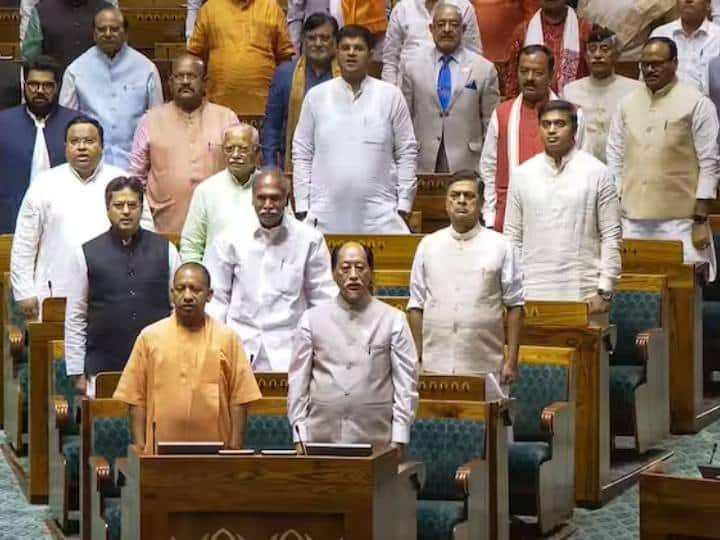 नई संसद के उद्घाटन के दूसरे चरण में प्रधानमंत्री नरेंद्र मोदी, स्पीकर ओम बिरला समेत तमाम सांसद, मंत्री लोकसभा भवन पहुंचे.