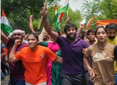 Wrestlers Protest: ਦਿੱਲੀ ਦੇ ਵੱਖ-ਵੱਖ ਥਾਣਿਆਂ ‘ਚ ਬੰਦ ਬਜਰੰਗ ਪੂਨੀਆ, ਵਿਨੇਸ਼ ਫੋਗਾਟ ਤੇ ਸਾਕਸ਼ੀ ਮਲਿਕ, ਪੁਲਿਸ ਨੇ ਕਿਹਾ- ‘ਕਾਨੂੰਨ ਦਾ ਉਲੰਘਣ ਕੀਤਾ ਹੈ ਤਾਂ...’