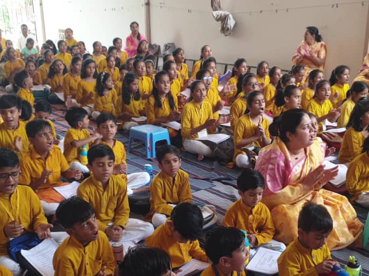 Jodhpur yoga taught in bal sanskar camp learning mantrochar and reciting verses of Gita Rajasthan ann Rajasthan: बाल संस्कार शिविर में नन्हे-मुन्ने सीख रहे मंत्रोच्चार और गीता के श्लोक वाचन, बच्चों के लिए बनाए गए ये 7 नियम