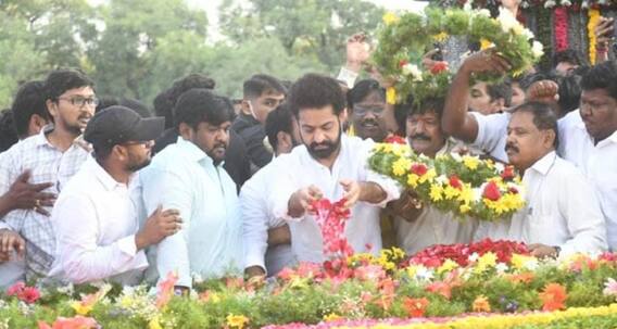 In Pics: ఎన్టీఆర్ ఘాట్ వద్ద జూ.ఎన్టీఆర్, బాలయ్య నివాళులు - ఫోటోలు