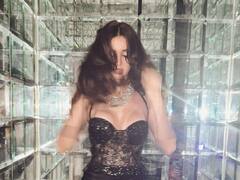 Disha Patani ने पहनी रिवीलिंग थाई-हाई स्लिट ड्रेस, 5 स्ट्रैंड डायमंड नेकलेस से आंखें हटाना हुआ मुश्किल