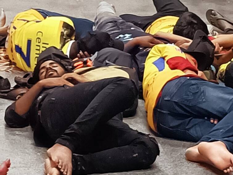 IPL 2023 Final GT vs CSK Fans Sleep At Railway Station After Rain Pushes IPL 2023 Final To Reserve Day WATCH: Fans Sleep At Railway Station After Rain Mayhem Pushes IPL 2023 Final To Reserve Day