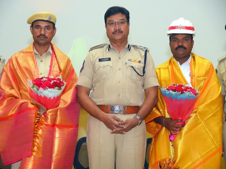 Warangal CP Honored home guard as he rescues person with CPR Warangal CP: హోంగార్డుకు వరంగల్ సీపీ సత్కారం, అతను చేసిన పనికి సీపీ ఫిదా!