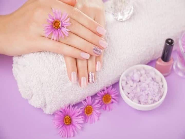 Nail Spa At Home: चेहरे की खूबसूरती के अलावा पर्सनालिटी का खूबसूरत होना भी बेहद जरूरी है.ऐसे में आपके खूबसूरत नाखून किसी को भी इंप्रेस कर सकते हैं. इसके लिए पार्लर क्यों जाना घर पर ऐसे करें नेल स्पा.