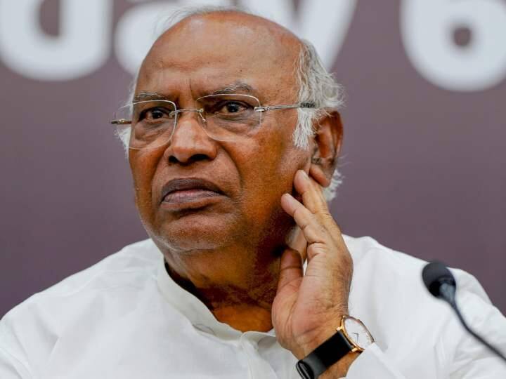 congress president mallikarjun kharge announced team released list of congress working committee Know details काँग्रेसच्या वर्किंग कमिटीच्या नावांची अखेर घोषणा; महाराष्ट्रातून अशोक चव्हाणांसह 'या' नेत्यांची वर्णी