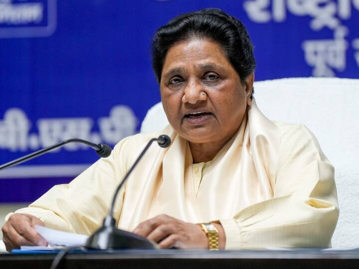BSP Chief Mayawati supports women wrestlers Protest says get justice for daughters in Delhi Jantar Mantar BJP पर भड़कीं मायावती, महिला पहलवानों का किया समर्थन, कहा- 'बेटियों को न्याय दिलाने के लिए...'