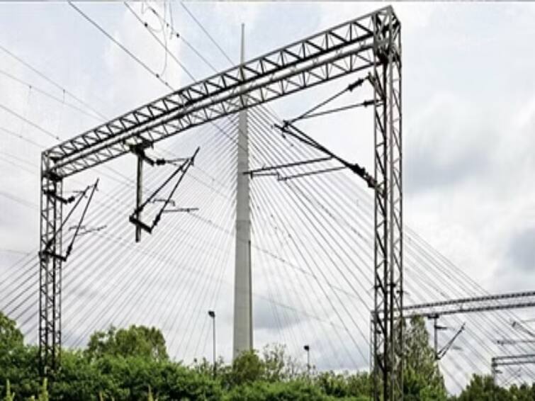 Jharkhand state: 6 people died due to electric shock at a railway station ஜார்க்கண்ட்: தண்டவாளத்தில் மின்சாரம் தாக்கி 6 பேர் உயிரிழப்பு  - மின்கம்பம் நிறுவும் பணியின்போது ஏற்பட்ட சோகம்!
