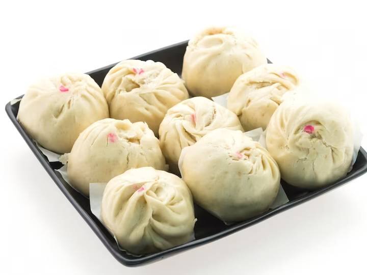 एक बाउल लें, उसमें मैदा, कैस्टर शुगर और नमक डालें. सूखी सामग्री को अच्छी तरह मिला लें. यीस्ट को 1 टेबल स्पून गुनगुने पानी में घोल लें. अब इसे दूध, सूरजमुखी के तेल, चावल के सिरके और पानी के साथ आटे में मिला दें. एक नरम आटा बनाने के लिए गूंथें. एक गीले कपड़े से ढककर एक घंटे के लिए रख दें.