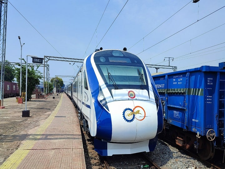 ट्रेन के रूट के बारे में बात करें तो यह न्यू जलपाईगुड़ी से चलकर न्यू अलीपुरद्वार, कोकराझार, न्यू बोंगाईगांव और कामाख्या स्टेशन से होते हुए गुवाहाटी जाएगी. मीडिया रिपोर्ट्स के मुताबिक सुबह 6.10 मिनट पर न्यू जलपाईगुड़ी से चलकर सुबह 11.40 पर गुवाहाटी पहुंच जाएगी. इसके बाद गुवाहाटी से 16.30 पर चलकर यह रात 22.00 बजे न्यू जलपाईगुड़ी पहुंच जाएंगी.