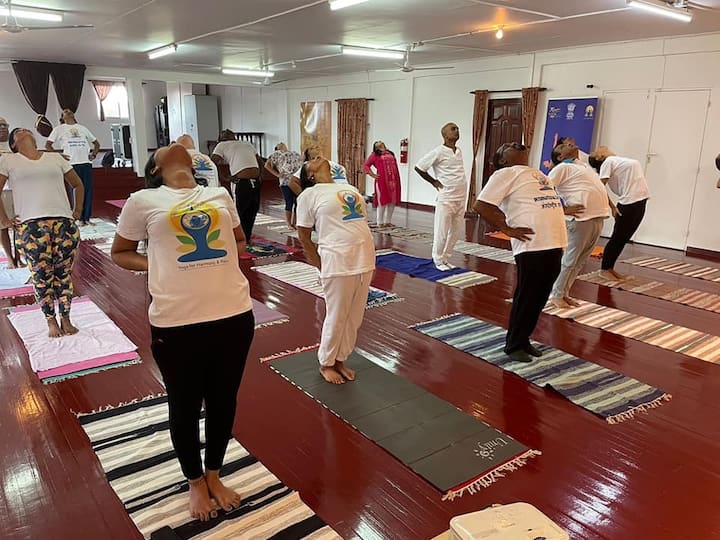 यह वो देश है जहां लोगों की बड़ी आबादी सुबह-सबेरे 'सूर्य नमस्कार' और 'योगा' करती है. यहां दिवाली भी धूमधाम से मनती है.