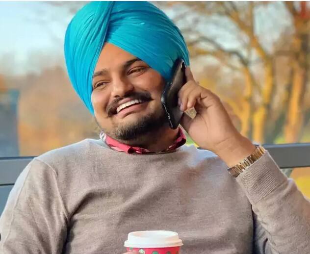 ਦੱਸ ਦੇਈਏ ਕਿ ਮੂਸੇਵਾਲਾ ਦੇ ਕਤਲ ਤੋਂ ਬਾਅਦ ਜੋ ਵੀ ਗੀਤ ਆ ਰਹੇ ਹਨ, ਉਹ ਪੂਰੇ ਨਹੀਂ ਹਨ। ਕਿਸੇ 'ਚ ਸਿੱਧੂ ਨੇ ਆਪਣੇ ਚਿਹਰੇ ਨਾਲ ਦੋ ਪਾਰੇ ਗਾਏ ਹਨ ਅਤੇ ਕਿਸੇ 'ਚ ਤਿੰਨ। ਟੀਮ ਸਿੱਧੂ ਮੂਸੇਵਾਲਾ ਦੇ ਗੀਤਾਂ ਨੂੰ ਵਿਦੇਸ਼ੀ ਰੈਪਰਾਂ ਨਾਲ ਪੂਰਾ ਕਰ ਰਹੀ ਹੈ। ਹਾਲਾਂਕਿ, ਜੋ ਵੀ ਗਾਇਆ ਗਿਆ ਹੈ ਉਹ ਪ੍ਰਸੰਗਿਕ ਹੈ।