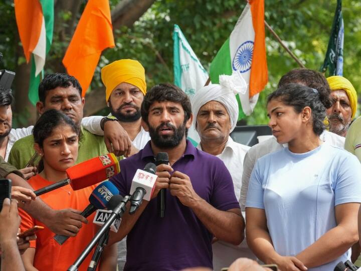 wrestlers protest delhi police registered case against bajrang punia vinesh phogat sakshi malik  Wrestlers Protest: बजरंग पुनिया, साक्षी और विनेश के खिलाफ FIR, दंगा भड़काने समेत इन धाराओं में दर्ज हुआ केस
