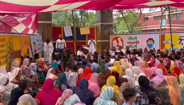 Fazilka News : ਸਕੂਲ ਨੂੰ ਅਪਗ੍ਰੇਡ ਕਰਨ ਦਾ ਮਾਮਲਾ , ਆਪ ਵਿਧਾਇਕ ਦੇ ਭਰੋਸੇ ਮਗਰੋਂ ਪਿੰਡ ਵਾਸੀਆਂ ਨੇ ਚੁੱਕਿਆ ਧਰਨਾ ,ਖੋਲ੍ਹਿਆ ਸਕੂਲ ਦਾ ਤਾਲਾ Muhar Sona Village Protest Demand to upgrade Government high School in Fazilka ,AAP MLA assurance after opened the lock of the School Fazilka News : ਸਕੂਲ ਨੂੰ ਅਪਗ੍ਰੇਡ ਕਰਨ ਦਾ ਮਾਮਲਾ , ਆਪ ਵਿਧਾਇਕ ਦੇ ਭਰੋਸੇ ਮਗਰੋਂ ਪਿੰਡ ਵਾਸੀਆਂ ਨੇ ਚੁੱਕਿਆ ਧਰਨਾ ,ਖੋਲ੍ਹਿਆ ਸਕੂਲ ਦਾ ਤਾਲਾ