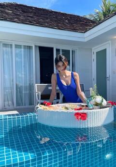 Palak Tiwari ने ब्लू मोनोकिनी पहन पूल में लिए फ्लोटिंग ब्रेकफास्ट के मजे, एक्ट्रेस की अदाओं पर फैंस दिल हारे