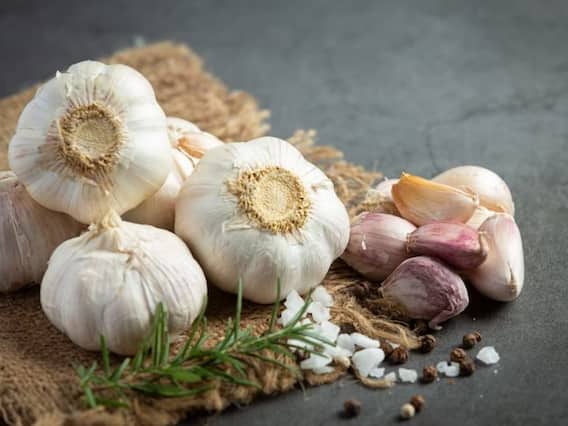 Garlic: क्यों हमें रोज खाली पेट कच्चा लहसुन खाना चाहिए? फायदे जानकर आप भी रह जाएंगे हैरान Garlic: क्यों हमें रोज खाली पेट कच्चा लहसुन खाना चाहिए? फायदे जानकर आप भी रह जाएंगे हैरान