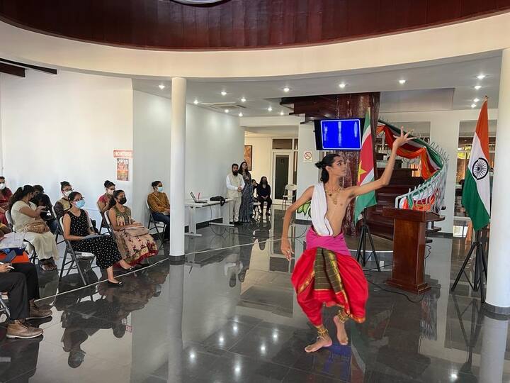 यहां रहने वाले हिंदू हिंदी भी बोलते हैं, ऐसा इसलिए क्योंकि इस देश के भारत से अच्छे रिश्ते हैं और भारतीय मूल के लोग हजारों की तादाद में रहते हैं.