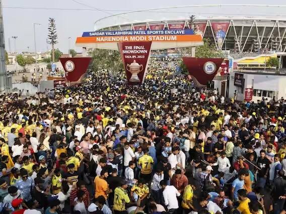 आयपीएलच्या सामन्याबाबत क्रिकेट चाहत्यांमध्ये कमालीचा उत्साह पाहायला मिळत आहे. रविवारचा सामना रद्द झाला मात्र, सामना पाहण्यासाठी मोठ्या संख्येतने चाहते अहमदाबाद स्टेडिअममध्ये दाखल झाले होते.