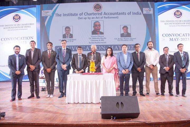 આઈસીએઆઈ અમદાવાદ બ્રાન્ચ દ્વારા આયોજીત પદવીદાન સમારંભમાં અતિથી વિશેષ તરીકે હાજર રહેલા ઝેનિથ હેલ્થકેર.ના ફાઉન્ડર સીએ મહેન્દ્ર રાયચાએ તાજેતરમાં પાસ થયેલા દેશના તમામ નવા સીએને અભિનંદન આપતાં તેમણે જણાવ્યું હતું કે, બધાંજ પ્રોફેશનમાં સૌથી મહત્વનું પ્રોફેશન સીએ પ્રોફેશન છે, જેની સૌથી અધરી પરીક્ષામાં આપ ઉતીર્ણ થયા છો અને ભગવાનના આશીર્વાદ આપને પ્રાપ્ત થયા છે તેને સાર્થક કરવા આજે એક નિયમ લો કે તમે તમારા ક્લાયન્ટને ક્યારેય ખોટું માર્ગદર્શન કે સલાહ નહીં આપો. તેઓએ નવા ચાર્ટર્ડ એકાઉન્ટન્ટસને પ્રોત્સાહિત કરવા પોતાનું જ ઉદાહરણ આપ્યું હતું કે હું સીએ થઈને હેલ્થકેર સંસ્થા ચલાવું છું, એટલે આપ પણ સીએ થયા છો તો તમારુ લક્ષ્ય ઊંચું રાખશો તો કોઈ પણ ફીલ્ડમાં તમારી આવડતના આધારે સફળતા પ્રાપ્ત કરી શકશો.