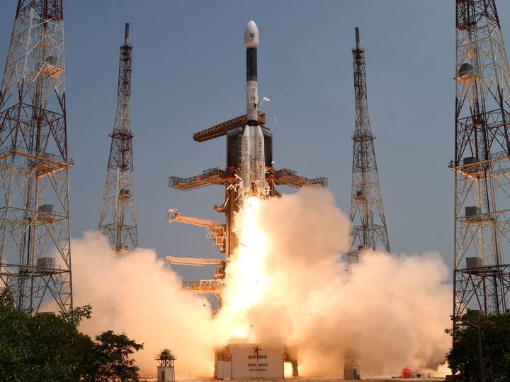 Chandrayaan 3 ISRO Moon Mission : चांद्रयान-3 ला अंतराळात नेणाऱ्या रॉकेटशी जोडण्यात आलं आहे. श्रीहरिकोटा येथील सतीश धवन अंतराळ केंद्रात प्रक्षेपणाची तयारी सुरू आहे.