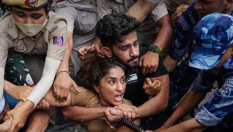 Wrestlers : Delhi Police files FIR against protesting wrestlers Wrestlers : બજરંગ, સાક્ષી અને વિનેશ વિરુદ્ધ FIR દાખલ, જંતર-મંતર પર પ્રદર્શનને લઇને દિલ્હી પોલીસની કાર્યવાહી