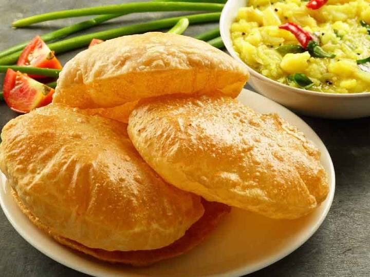 how to make soft fluffy puri not so oily follow these steps पूरियां तलते वक्त लग जाता है ज्यादा तेल, तो फिर ये ट्रिक अपनाएं