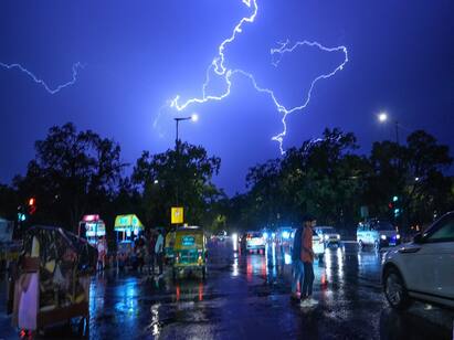 Why does lightning fall from the sky Is it okay to stand under a tree Read the answer Lighting: આકાશમાંથી કેમ પડે છે વીજળી ? શું કોઈ વૃક્ષ નીચે ઉભા રહેવું યોગ્ય છે ? વાંચો જવાબ